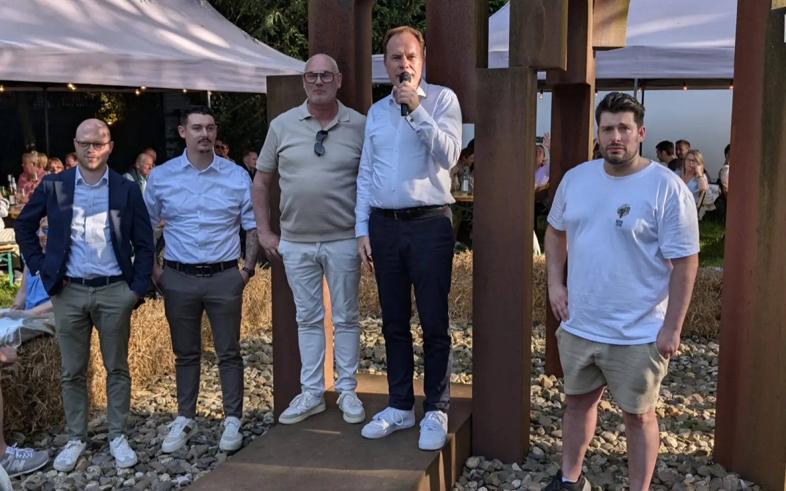 Oberbürgermeister Dr. Stephan Keller bedankte sich beim Auftakt zum zweiten „KaiserWein“ für das Engagement der Macher. Zur Begrüßung versammelten sich (von links) Bezirksbürgermeister Benedikt Stieber, Kalle Hermann, Niels Hermann, Oberbürgermeister Dr. Stephan Keller und Serge Przybyl. Foto: ah