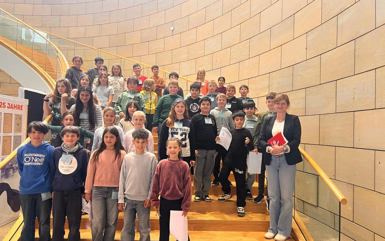 Schüler der Grundschule Großenbaumer Allee erkundeten den Landtag NRW und sprachen mit Sarah Philipp (rechts). Foto: privat