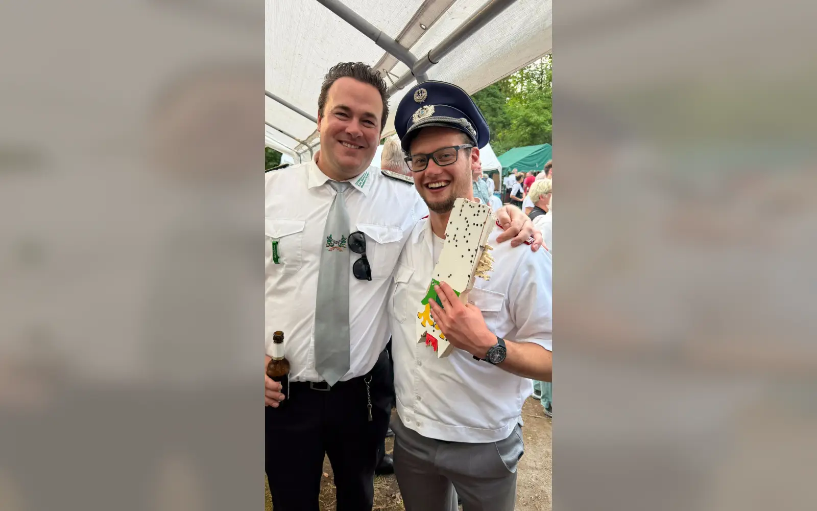 Zwei "Offiziere" schossen auf den Königsvogel. Erfolgreich war Robert Huben (rechts). Foto: privat