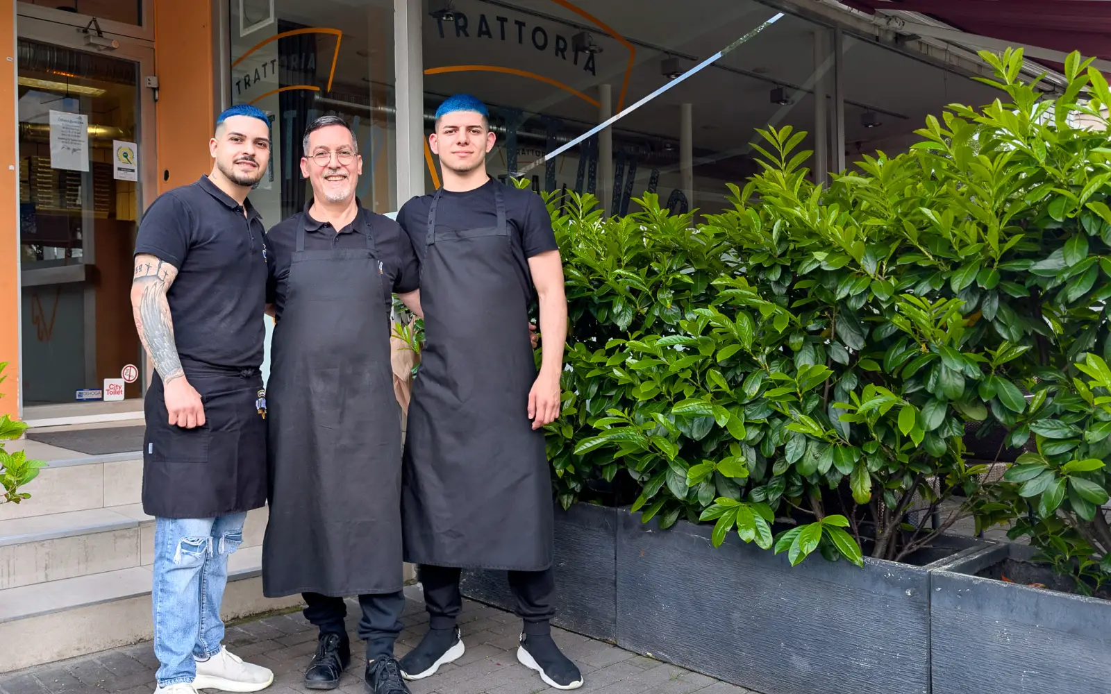 Inhaber Adriano Cianciaruso (Mitte) führt die Trattoria Ottavio gemeinsam mit Sohn Luca (links) als reinen Familienbetrieb. Foto: ah