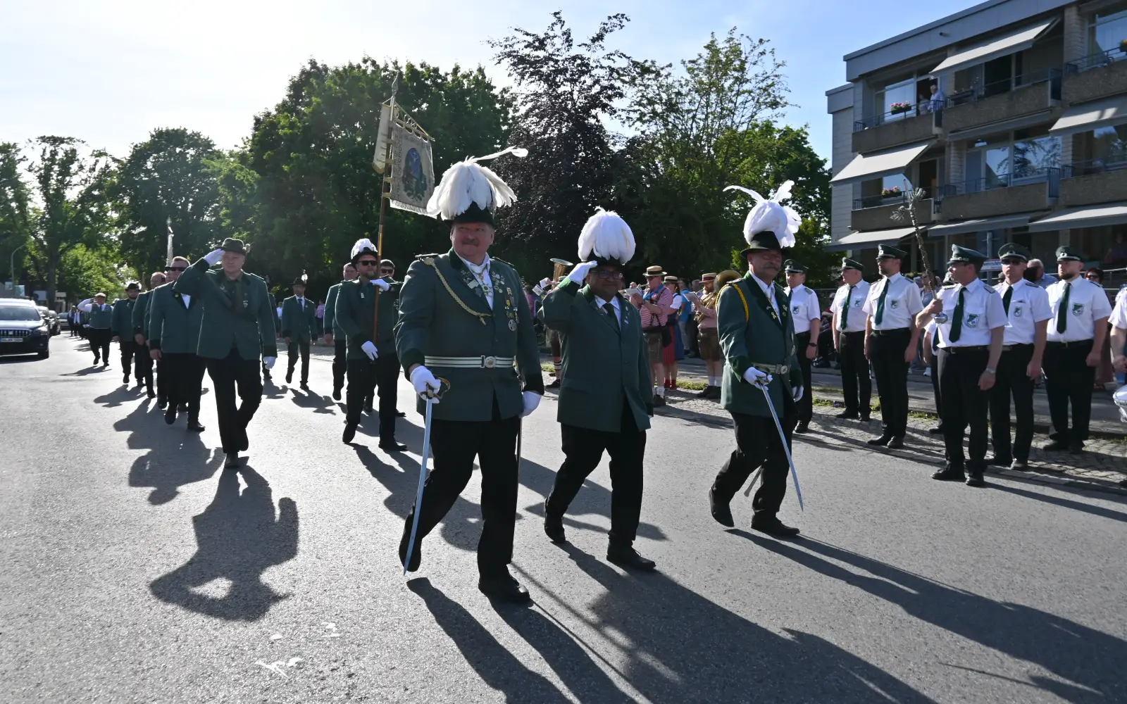 Bei herrlichem Sommerwetter zogen die Schützen mit den befreundeten Vereinen durch die Großenbaumer Straßen - zwischendurch gab es kühle Getränke. Foto: sam