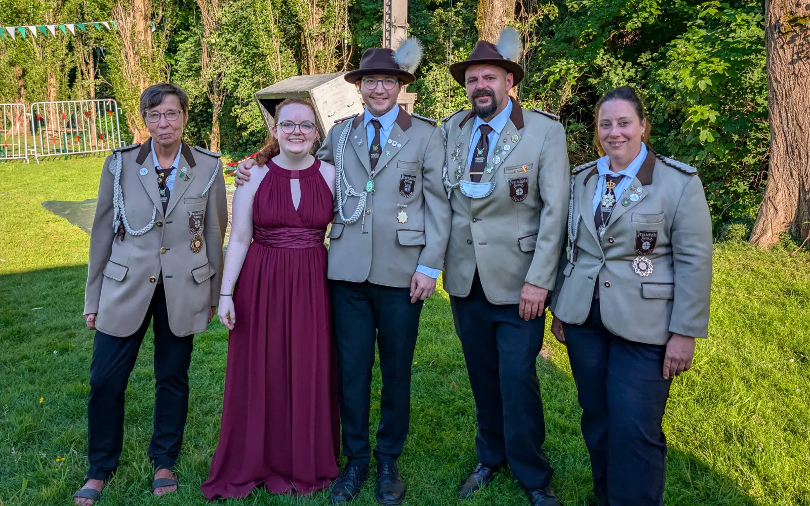 Der Hofstaat 2026/27, von links Hofdame Eleonore Langen, Königin Celina Römer, König Lasse Zörkendörfer, Adjutant Sven Deimann und Hofdame Yvonne Deimann. Foto: ah