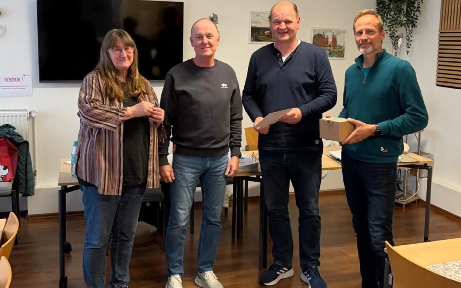 Bei der Mitgliederversammlung der Siedlergemeinschaft Bissingheim wurde Klaus Mühlenkamp für 25 Jahre Vereinszugehörigkeit geehrt, (von links): Schriftführerin Dagmar Schock, Jubilar Klaus Mühlenkamp, Vorsitzender Helmut Ternes und Kassierer Matthias Baldermann. Foto: M. Grassmann