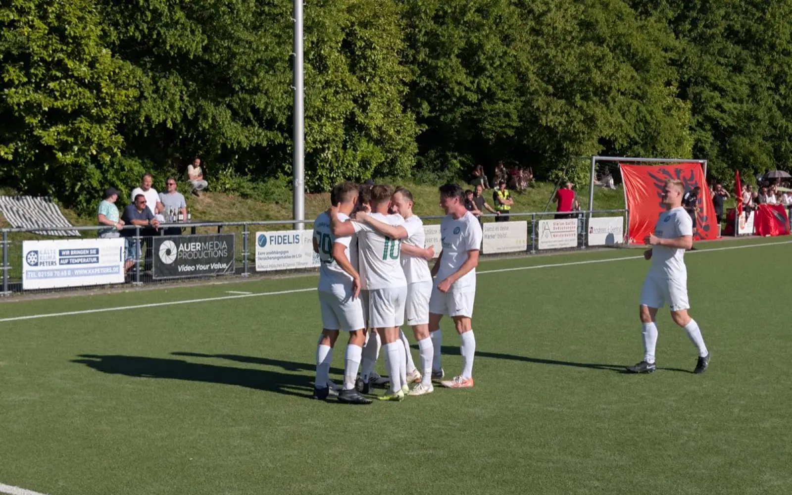 Die Spieler des Lohausener SV in Weiß-Grün bejubeln den zwischenzeitlichen Treffer zum 2:1 im Kreispokal-Endspiel gegen den FC Kosova. Foto: ah