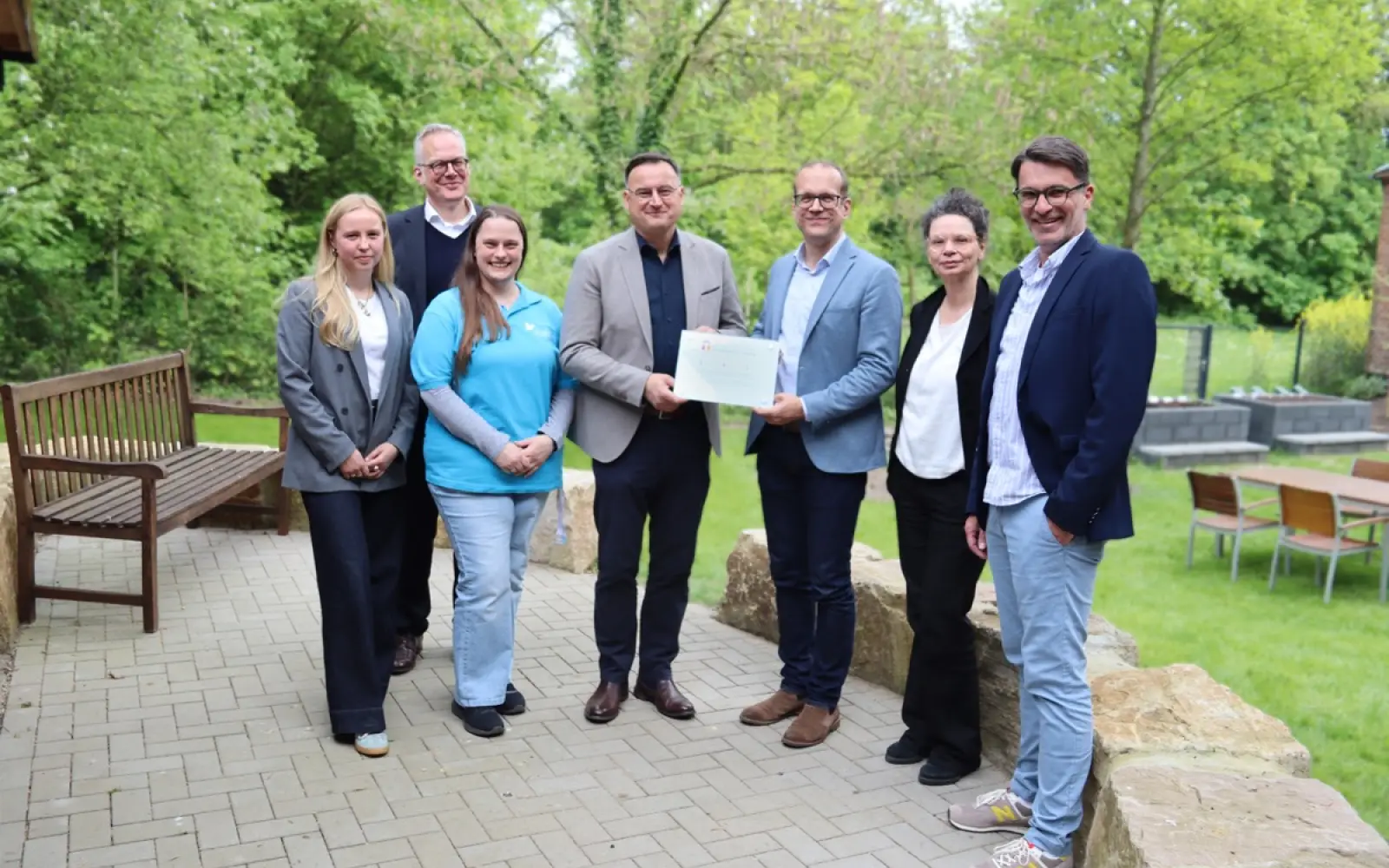Im neuen Schulgarten des Berufskollegs der Kaiserswerther Diakonie lernen Kinder gemeinsam mit angehenden Erzieherinnen und Erziehern, wie Lebensmittel wachsen. Bei der Einweihung (von links): Mia Zeheivy Heidemann (Lehrerin), Pfarrer Jonas Marquardt (Vorstandssprecher der Kaiserswerther Diakonie), Doris Spiwoks (pädagogische Leiterin der Kita Geschwister-Aufricht-Straße), Karl Kristian Woelm und Andreas Todesco (Vorstand der Alice und Hans Joachim Thormählen-Stiftung), Christine Taylor (Geschäftsführerin der Förderstiftung der Kaiserswerther Diakonie) und Gunnar Gurski (Leiter des Berufskollegs). Foto: Kaiserswerther Diakonie/A. Debusmann