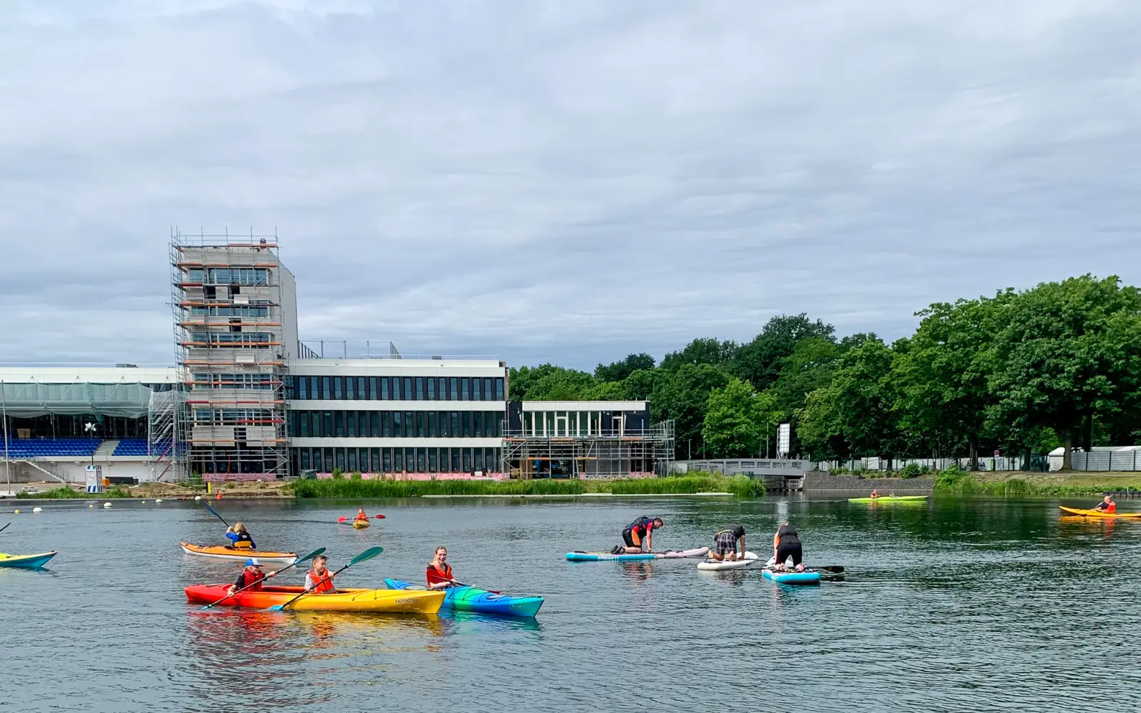 Kajak, SUP und Drachenboot lassen sich beim NRW-Kanu-Testival am Samstag und Sonntag, 13. und 14. Juni, auf der Regattabahn in Wedau kostenlos und unter Anleitung erfahrener Coaches ausprobieren. Archivfoto: NRW Kanu-Testival