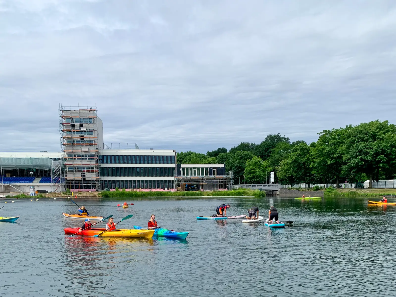 Kajak, SUP und Drachenboot lassen sich beim NRW-Kanu-Testival am Samstag und Sonntag, 13. und 14. Juni, auf der Regattabahn in Wedau kostenlos und unter Anleitung erfahrener Coaches ausprobieren. Archivfoto: NRW Kanu-Testival