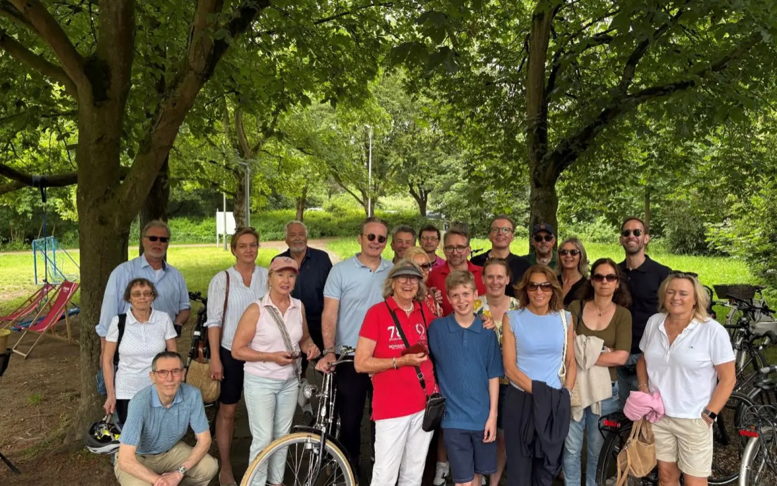 In der Mitte der Gruppe stehen der mit 13 Jahren jüngste und die mit 80 Jahren älteste der 26 Radlerinnen und Radler, die mit dem Heimatverein Wir für Wittlaer von Wittlaer nach Lohausen unterwegs waren. Foto: Wir für Wittlaer