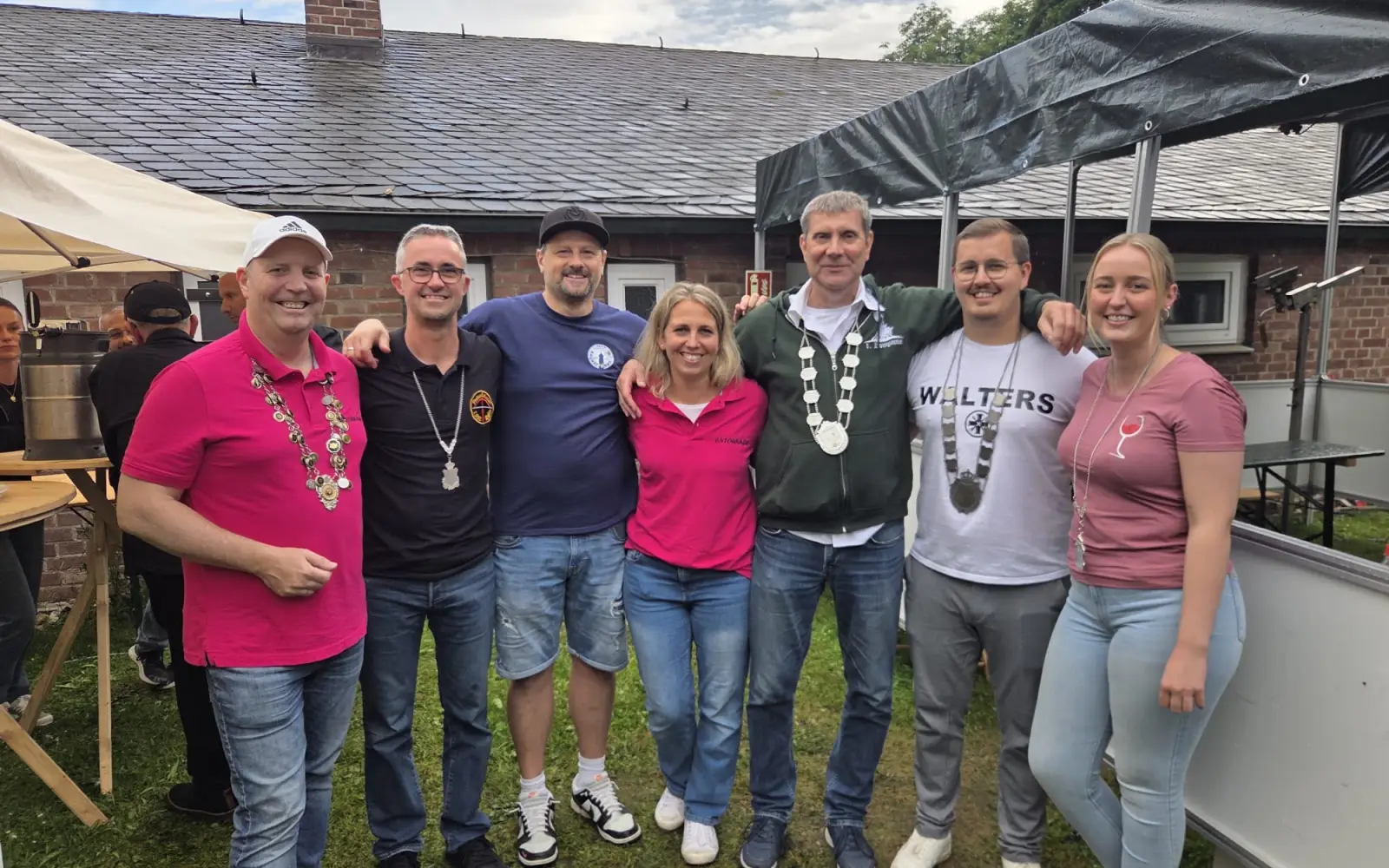 Die neuen Kompaniekönige (von links): Andreas Koch (Freischützen), Daniel Lütticke (Kappeskönig), Ben Heymann (Augustiner), Laura Bensch (Florentina-Kompanie), Guido Billekens (1. Kompanie), Simon Kehnen (Walter-Schönheit-Kompanie) und Jolie Commandeur (Rosalia-Kompanie). Foto: Privat