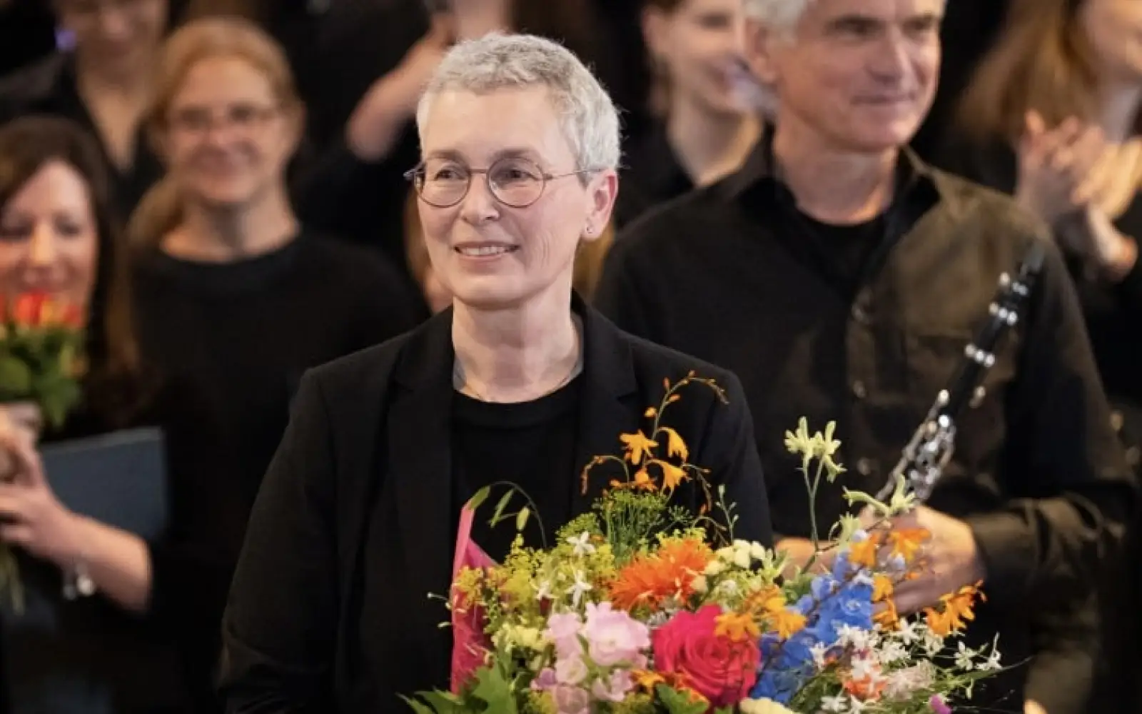Für die musikalische Leitung dankten die Mitwirkenden Petra Verhoeven mit einem Blumenstrauß. Foto: Paul Sendt
