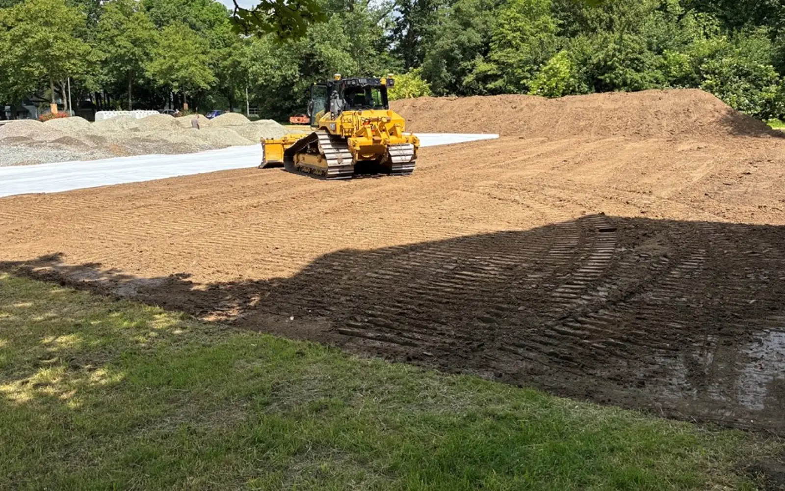 Am Honnenpfad wird die Grasnarbe abgetragen und der Boden verdichtet, damit dort Parkflächen für die am Umbau beteiligten Firmen entstehen. Foto: Duisburger Versorgungs- und Verkehrsgesellschaft