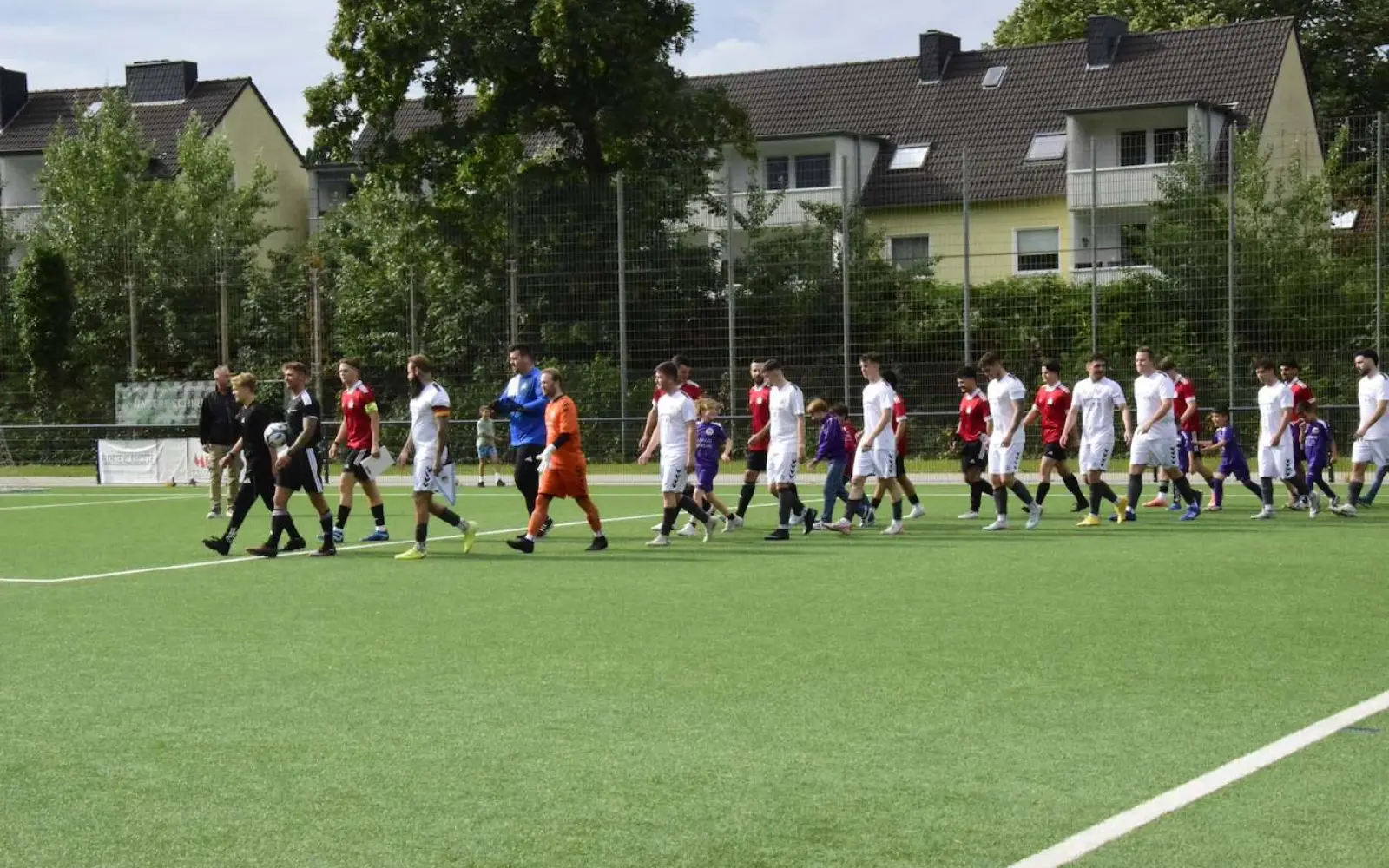 Die erste Mannschaft der GSG Duisburg (Weiß) und der Sparkasse (Rot) lieferten sich das erste offizielle Spiel auf dem neuen Kunstrasenplatz. Foto: dav