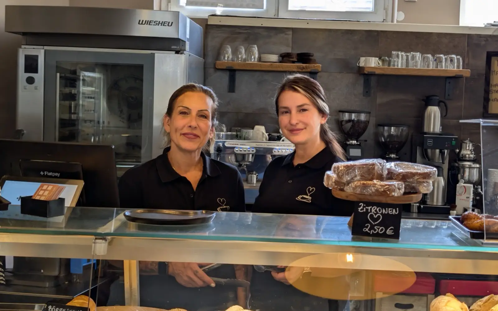 Hinter der Theke von Kaffee & more. (von links): Inhaberin Rüya Parlak und Mitarbeiterin Julia Daja. Foto: ah