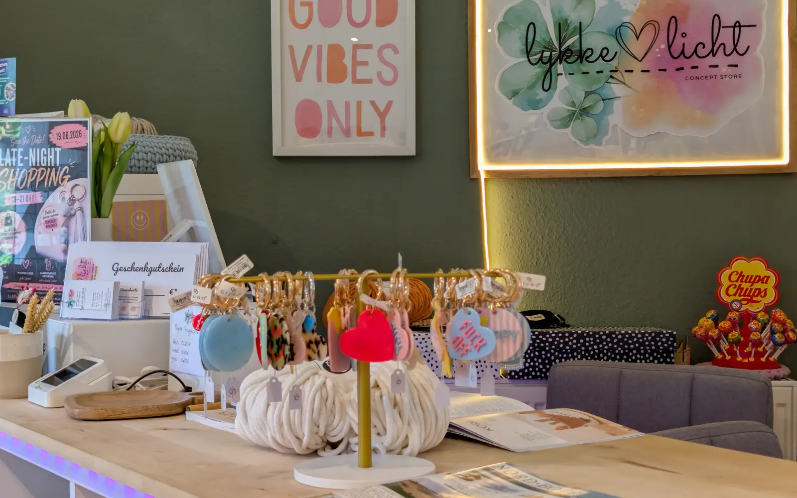 Im neu eröffneten Concept Store Lykke und Licht am Wedauer Markt 8 in Wedau mieten rund 22 Kreative aus der Region ein Regal für ihre Handarbeit. Foto: ah
