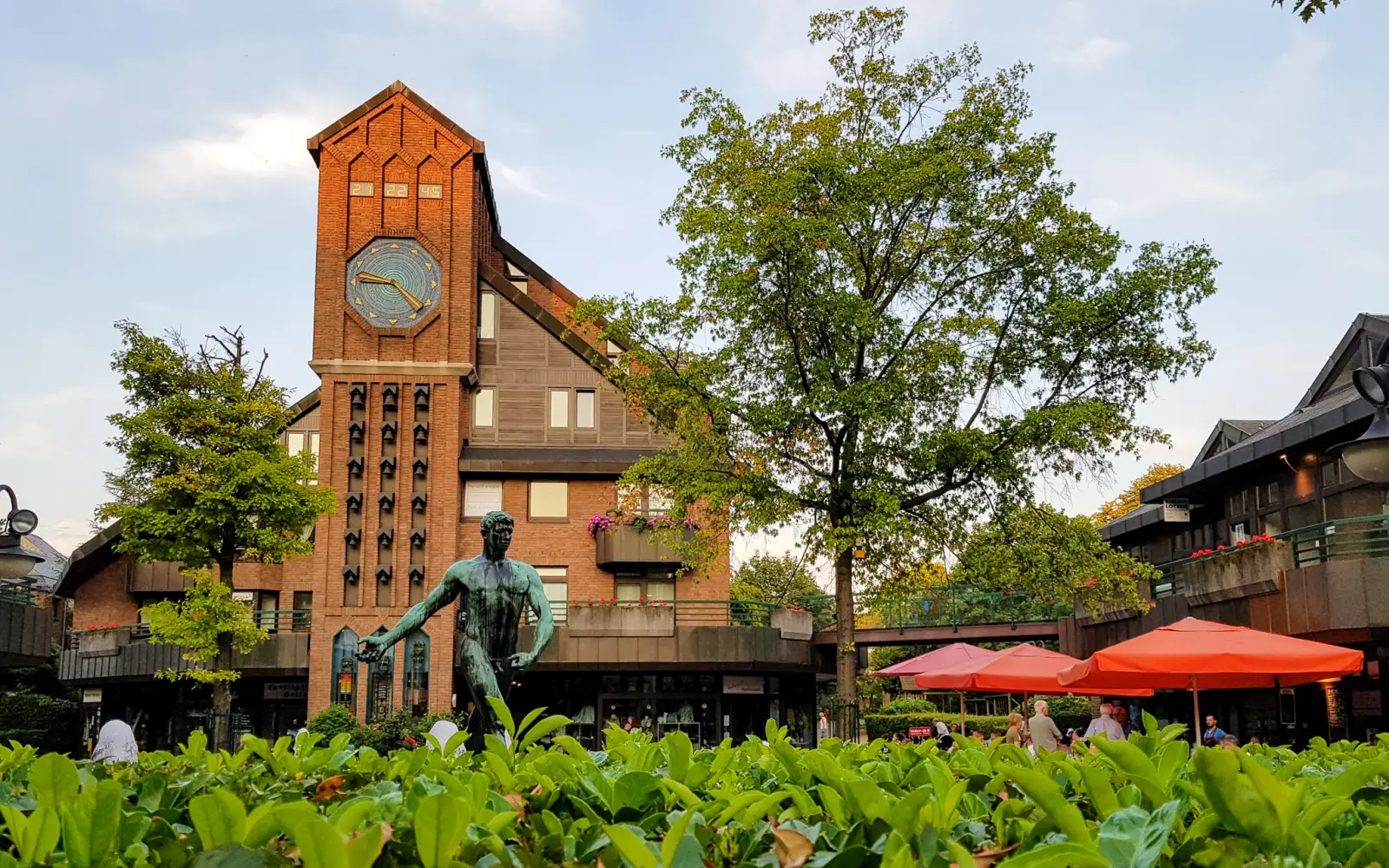 Der Zeitturm mit Glockenspiel überragt den Klemensplatz, dessen Melodien mehrmals täglich erklingen und zum akustischen Wahrzeichen des Viertels geworden sind. Archivfoto: ah