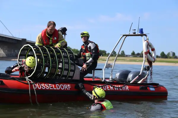 Strömungsretter der Feuerwehr warnen vor dem Schwimmen im Rhein