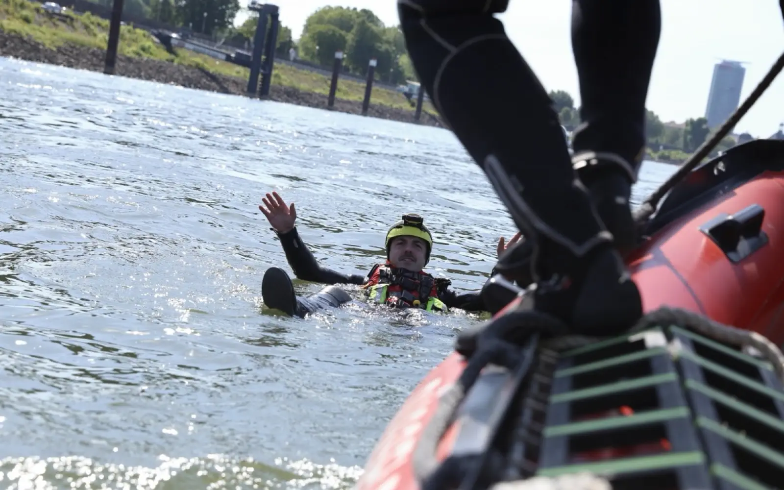 Wie schnell eine Rettung unter Strömungsbedingungen ablaufen muss, führten die Einsatzkräfte bei der Übung am Rhein vor. Foto: Feuerwehr Düsseldorf