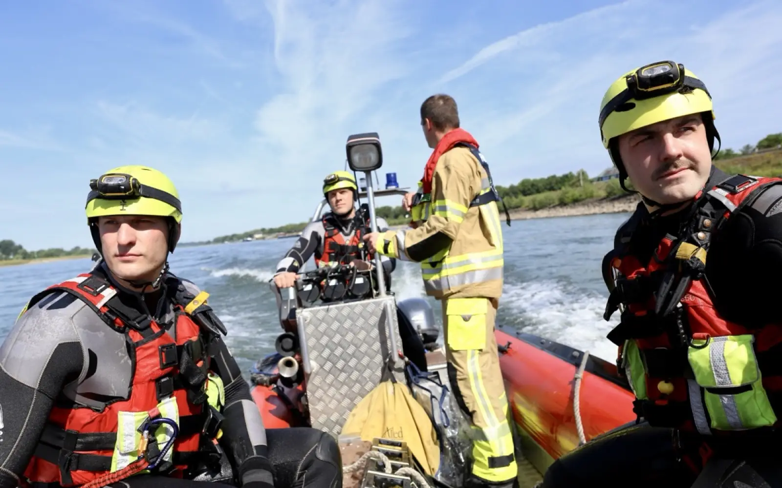 Die Taucherstaffel der Düsseldorfer Feuerwehr ist seit fast 50 Jahren auch als Strömungsretter im Einsatz. Foto: Feuerwehr Düsseldorf