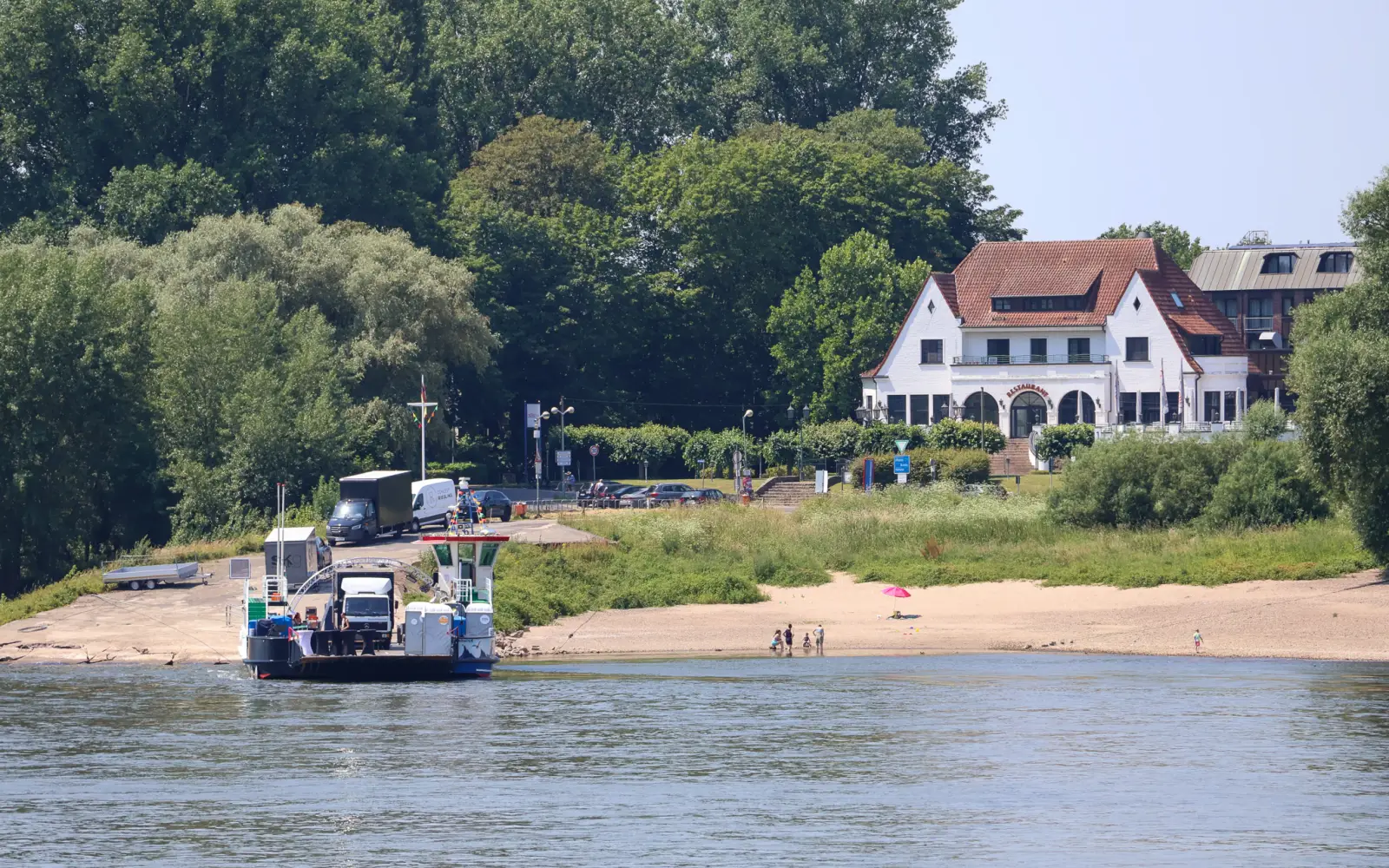 Die Auto- und Personenfähre zwischen Kaiserswerth und Langst soll zum 1. Januar 2027 an die Rheinbahn übergehen. Foto: ah