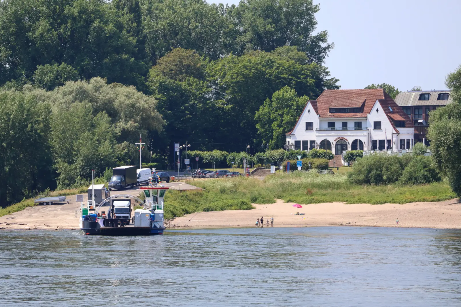 Die Auto- und Personenfähre zwischen Kaiserswerth und Langst soll zum 1. Januar 2027 an die Rheinbahn übergehen. Foto: ah