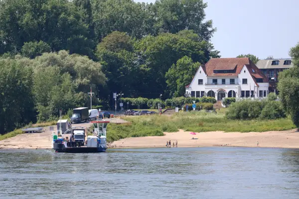 Die Rheinbahn sichert die Kaiserswerther Rheinfähre, die Kirmesfähre fährt wieder