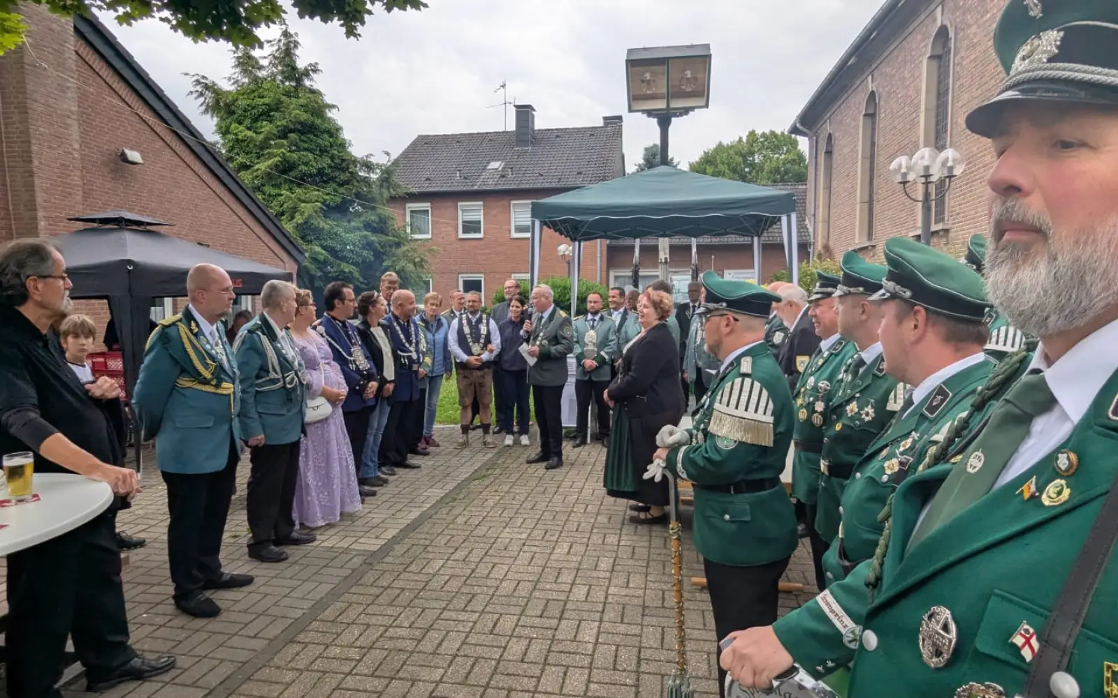 Vor außergewöhnlicher Kulisse fand das Bezirkskönigsschießen erstmals in Serm statt. Foto: privat  