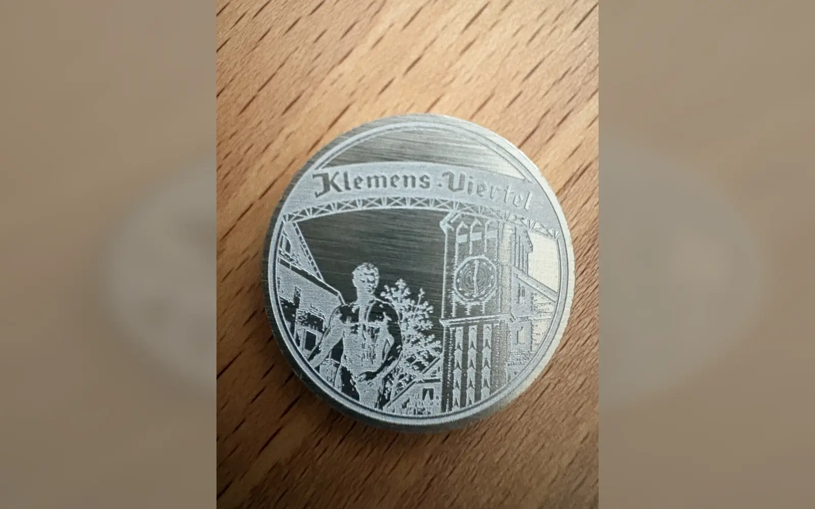 Dank des Juweliers Niklas Reinke gab es Jubiläumseinkaufschips, die er selbst graviert hat. Foto: cj