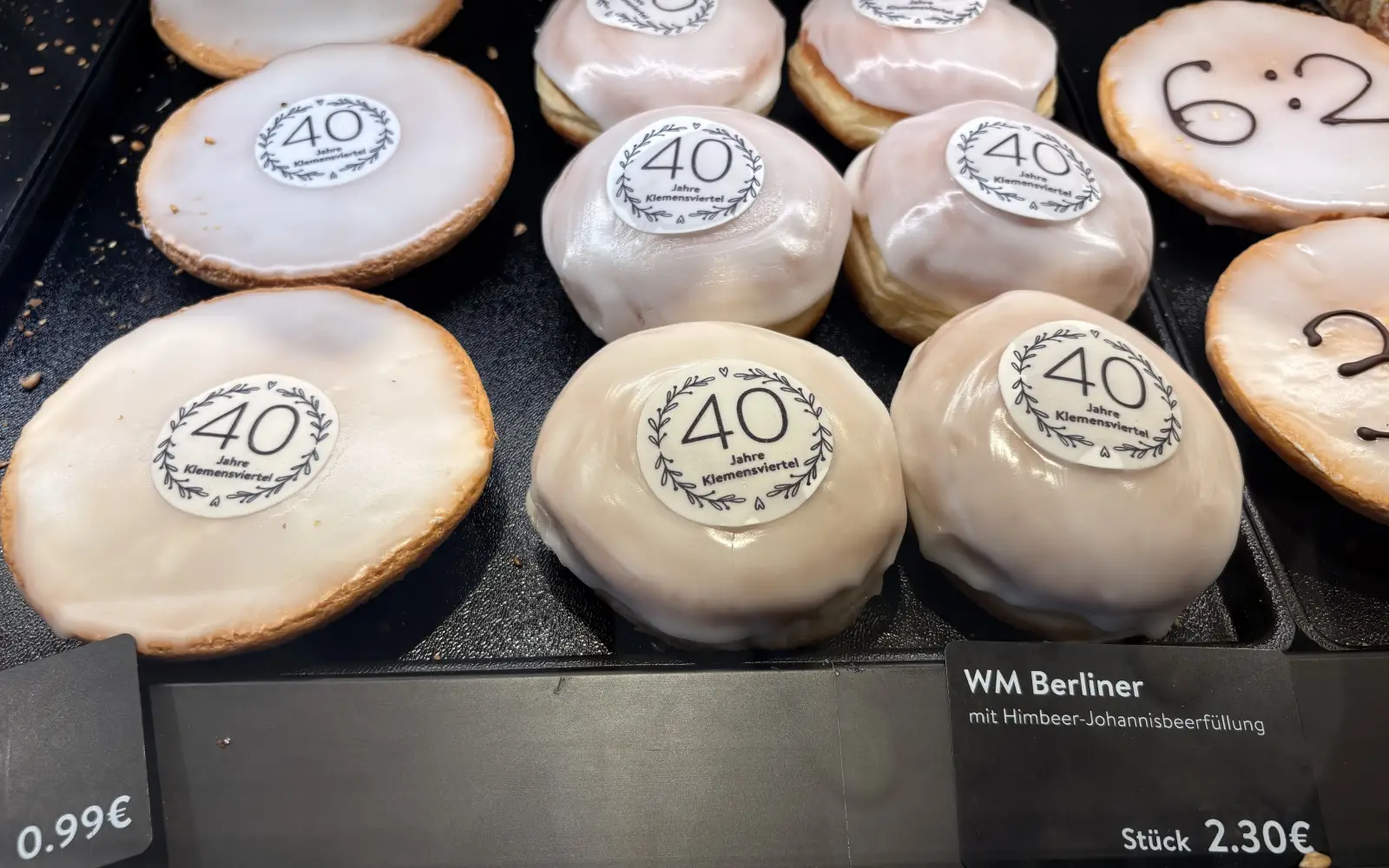 Die Bäckerei Bolten hatte extra Geburtstagsgebäck im Angebot. Foto: cj