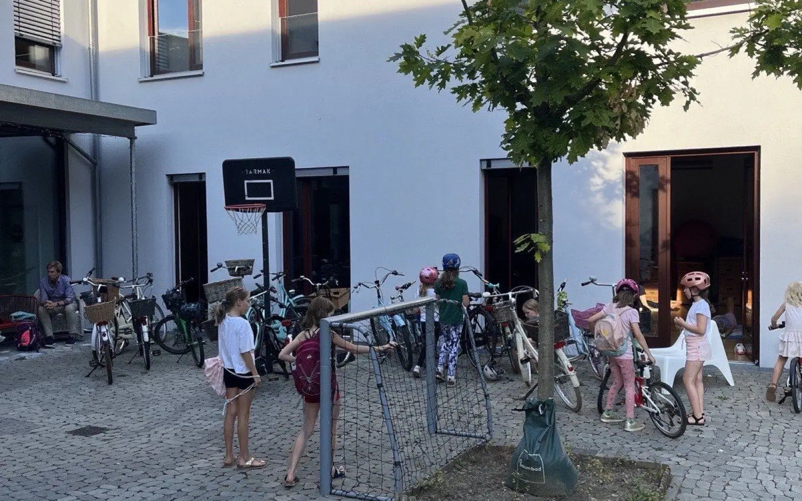 Sieben Jahre lang trafen sich Familien im Hof des Family Hub kiwifalter in Kalkum. Foto: kiwifalter