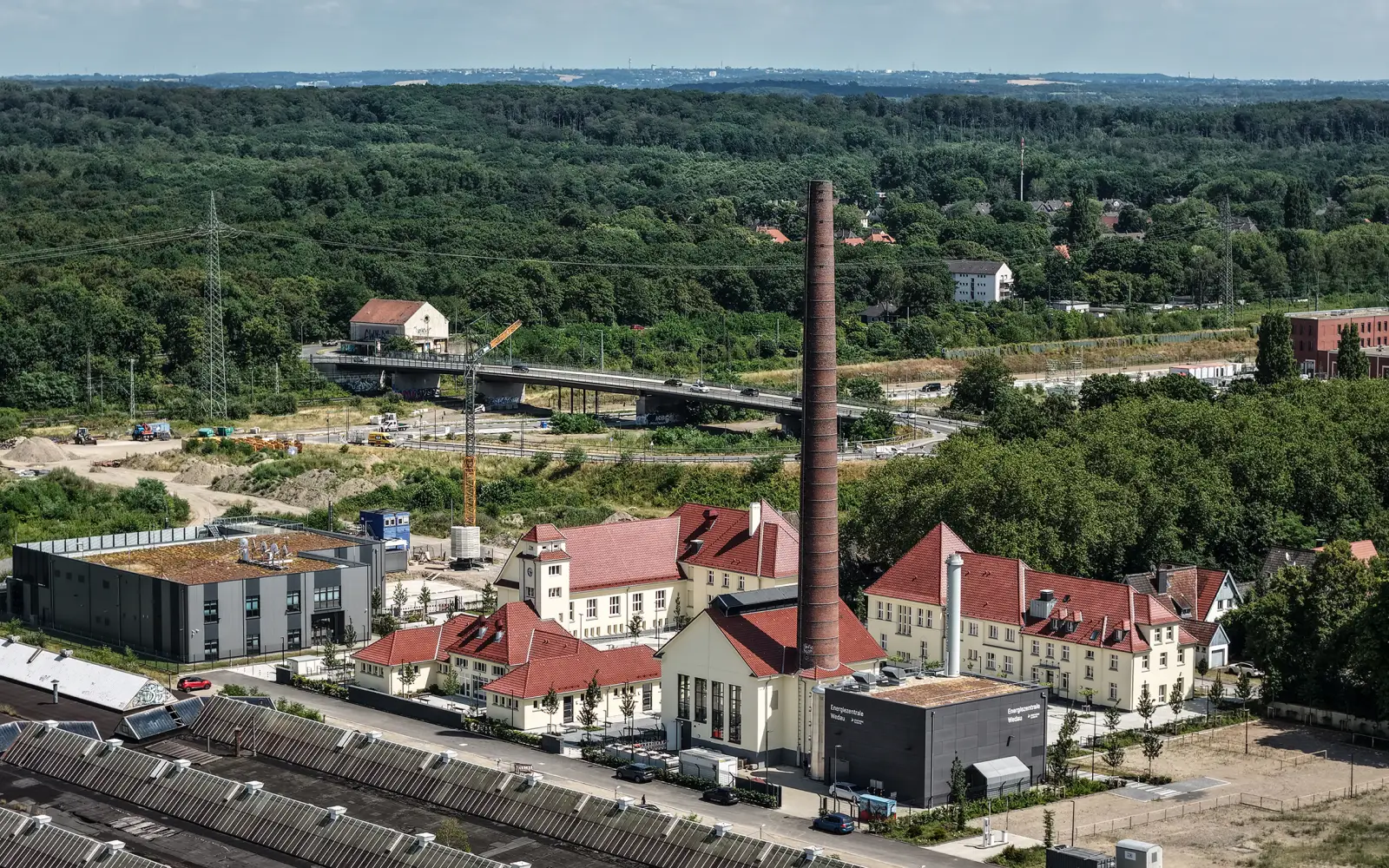 Die neue Energiezentrale Wedau der Stadtwerke Duisburg besteht aus einem historischen, denkmalgeschützten Altbau und einem modernen Anbau. Sie ging am 1. Juli offiziell in Betrieb. Foto: Stadtwerke Duisburg