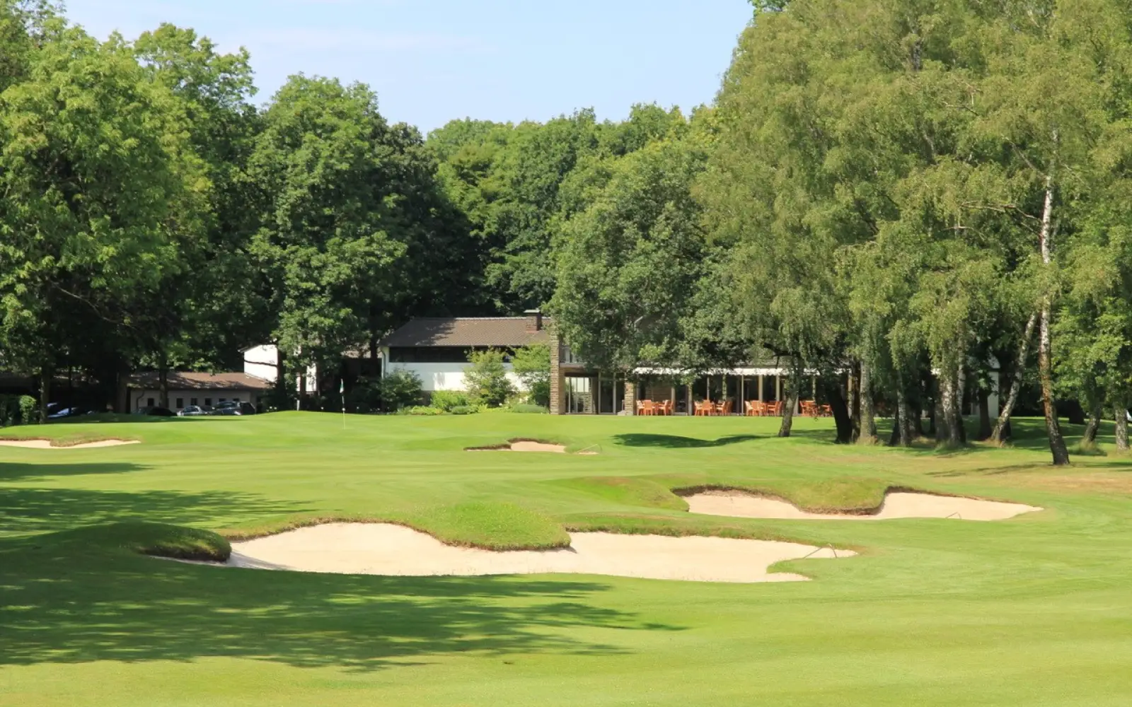 Das Clubhaus nach Plänen des Architekten Prof. Emil Fahrenkamp bildet bis heute den Mittelpunkt des Clublebens. Foto: Niederrheinischer Golfclub Duisburg