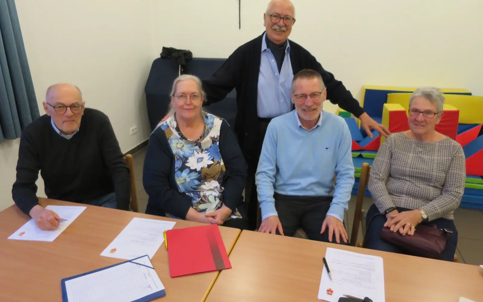Der Vorstand der Kulturkreises Kalkum (v.l.n.r.): Schatzmeister Bruno Holtschneider, Schriftführerin Ingrid Franzen, Vorsitzender Gerhard Becker, 2. Vorsitzende Dr. Bärbel Francke. Dahinter hat sich der frühere Vorsitzende Willi Meuleners gestellt, u