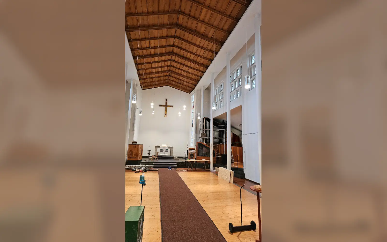 Die Auferstehungskirche am Sandmüllersweg in Ungelsheim ist mittlerweile leer geräumt. Die Bauarbeiten können beginnen. Fotos: www.evgds.de.