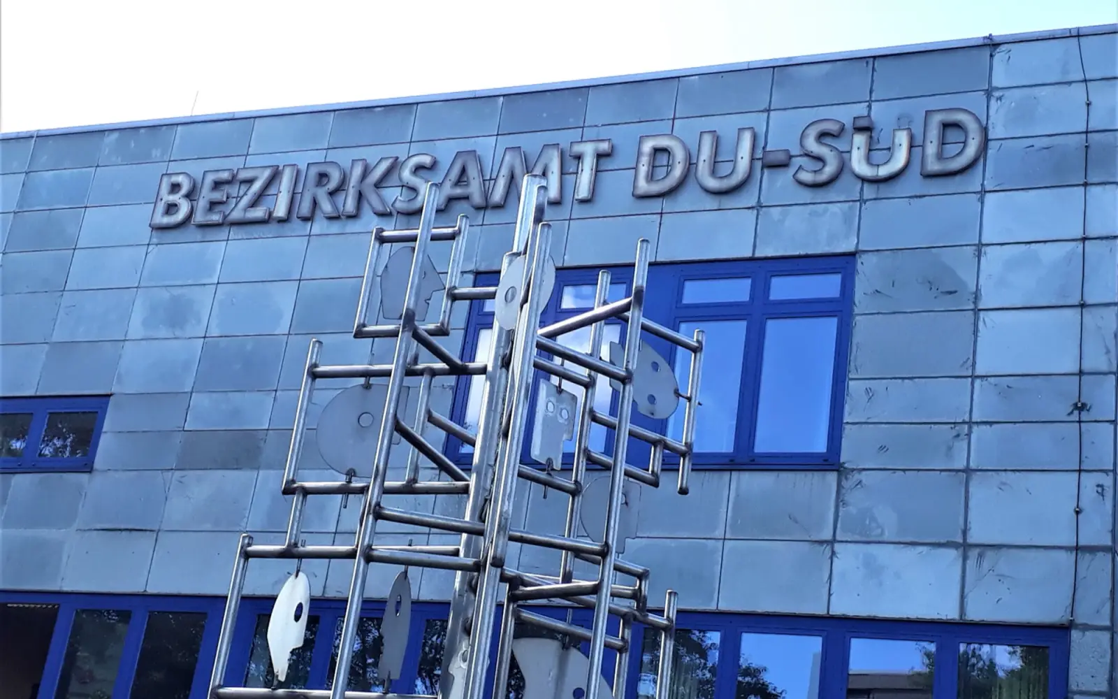 Der Sitzungssaal im Bezirksamt Süd ist noch nicht fertig renoviert – deshalb tagen die Kommunalpolitiker in Huckingen. Foto: sam
