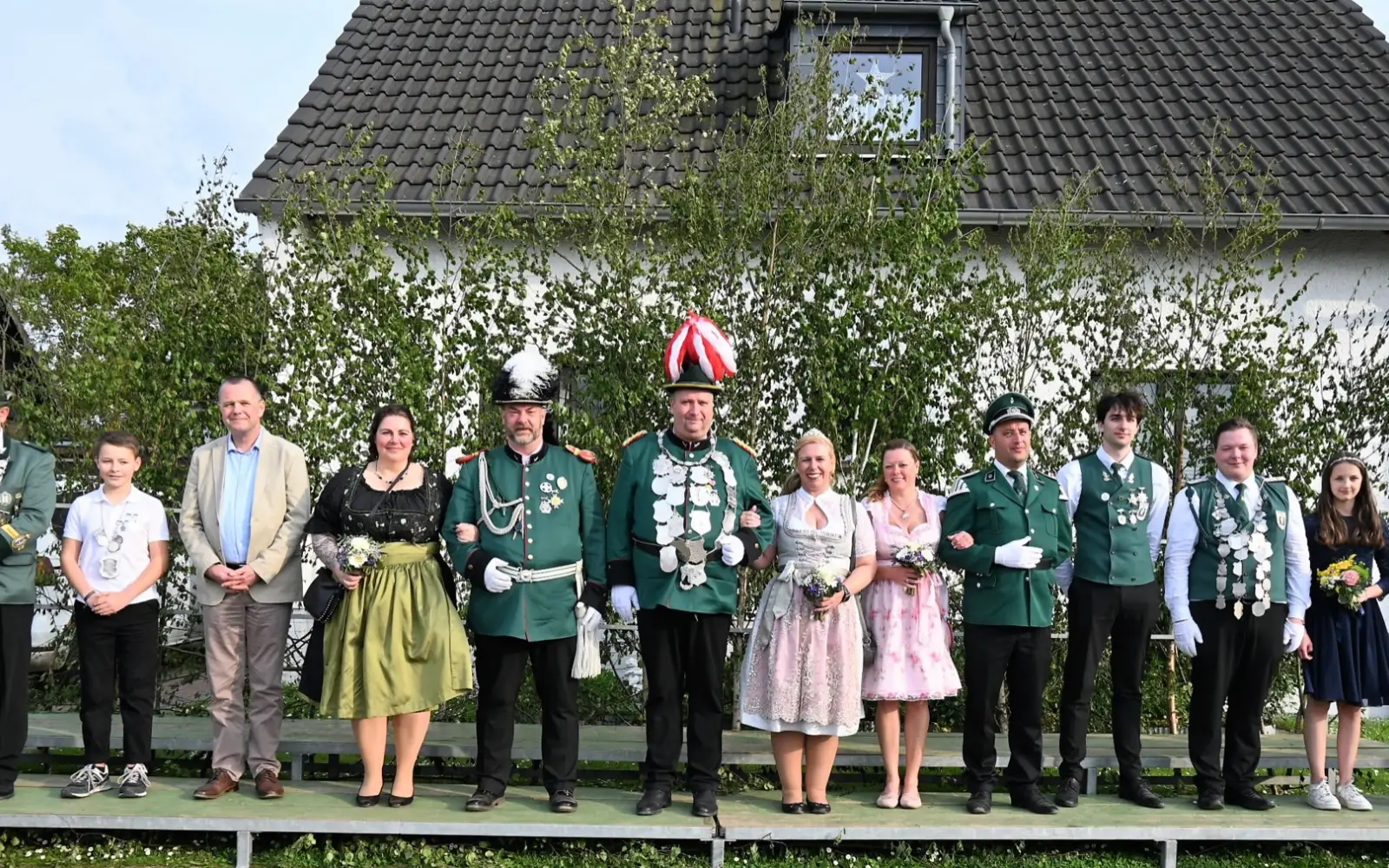 Der Sermer König Carsten Ragnitz, der mittlerweile auch Bezirks- und Diözesankönig ist, steht mit seiner Königin, Ehefrau Nadine, im Mittelpunkt des diesjährigen Sermer Schützenfestes. Auch der Bundeskönig wird am Samstag die Parade mit abnehmen. Arc