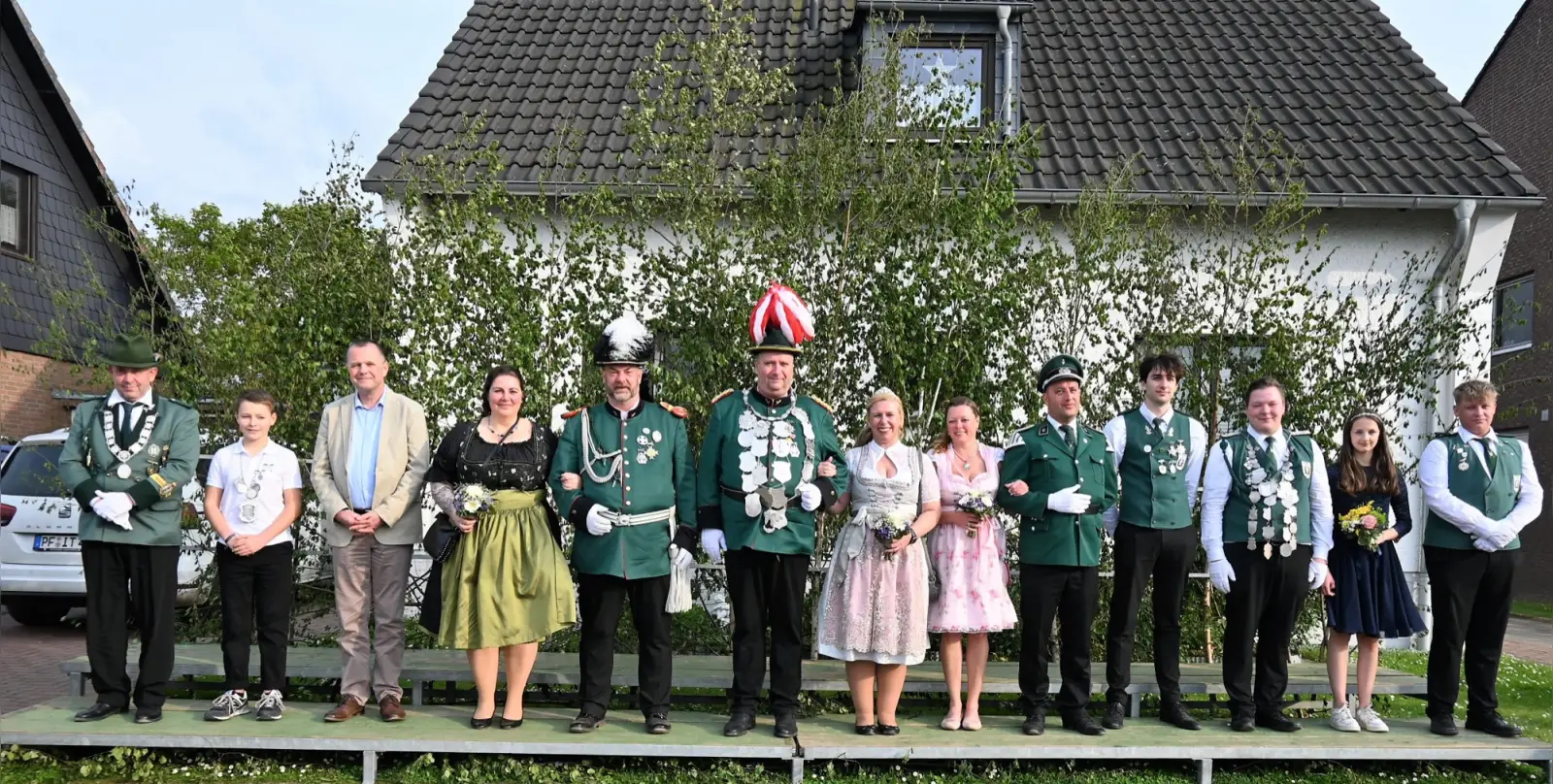 Der Sermer König Carsten Ragnitz, der mittlerweile auch Bezirks- und Diözesankönig ist, steht mit seiner Königin, Ehefrau Nadine, im Mittelpunkt des diesjährigen Sermer Schützenfestes. Auch der Bundeskönig wird am Samstag die Parade mit abnehmen. Arc