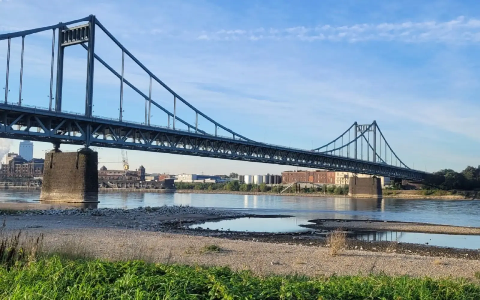 Die Tage der Rheinbrücke zwischen Mündelheim und Uerdingen sind gezählt. Foto: Straßen.NRW