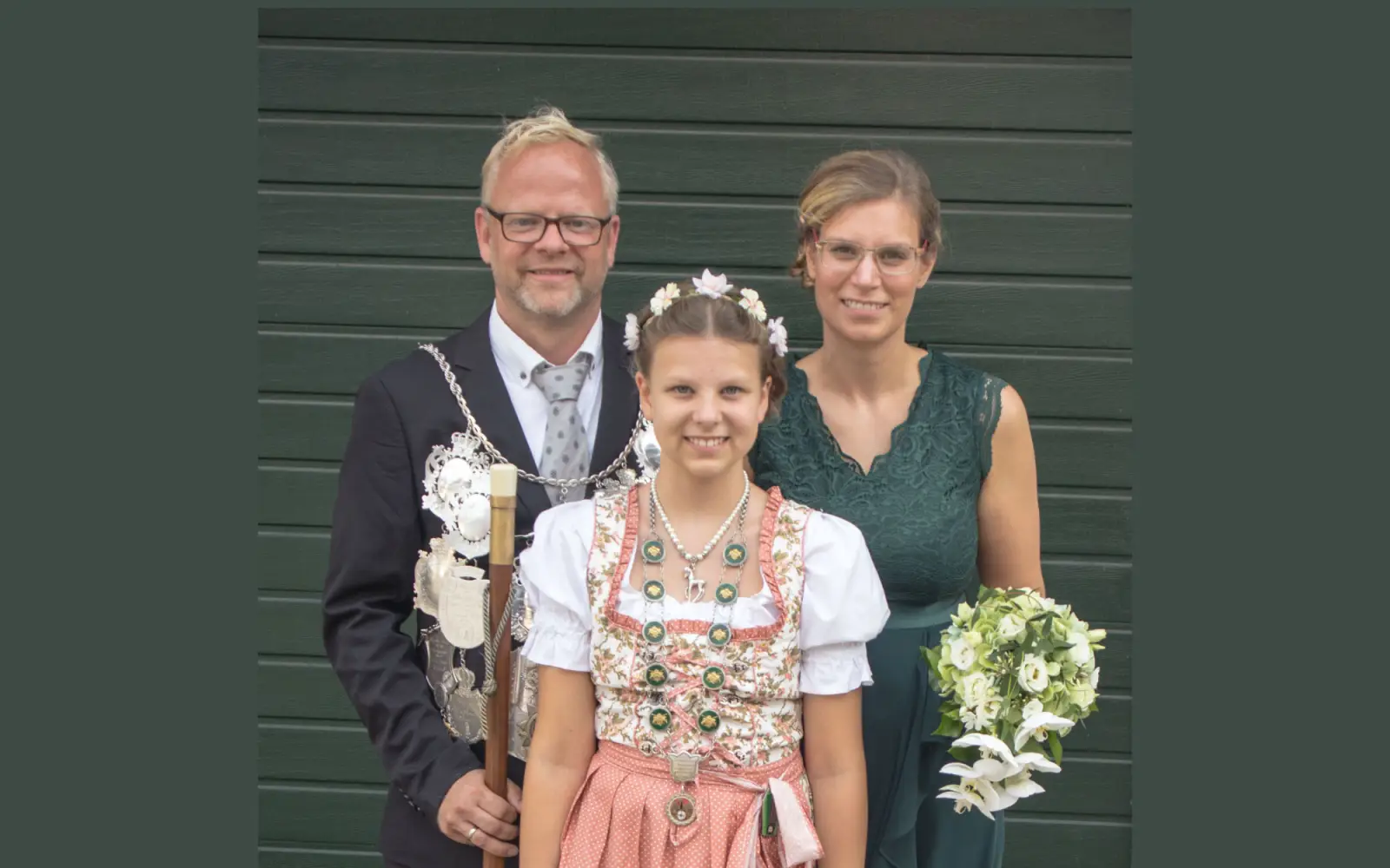 Die Majestäten von Angermund: Schützenkönig Holger Krüger mit seiner Königin, Ehefrau Carolin, und Tochter Clara, die im vergangenen Jahr zur Schülerprinzessin gekürt worden ist. Foto: Volker Jipp