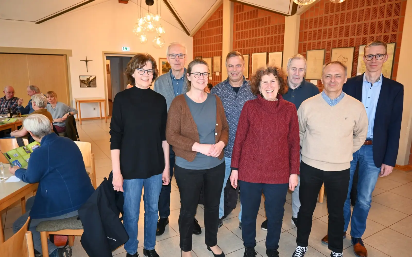 Dr. Andreas Pilger, Leiter des Stadtarchivs Duisburg (rechts), referierte auf Einladung des Bürgervereins Großenbaum-Rahm. Dieser wird vertreten durch (von links): Verena Weishaupt, Thomas Guesnet, Heike Schmitz-Fehlberg, Christian Wosnik, Irmgard Bo