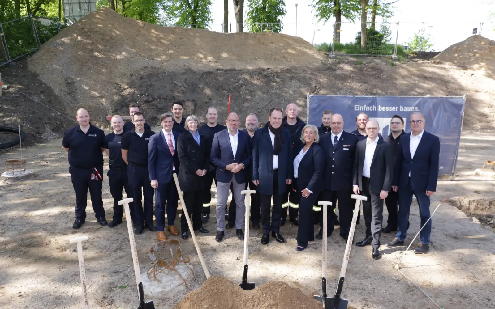 Einsatzkräfte der Freiwilligen Feuerwehr sowie Vertreter aus der Politik und Verwaltung sind zum ersten Spatenstich für die Wache der Freiwilligen Feuerwehr Kaiserswerth gekommen © Landeshauptstadt Düsseldorf/Ingo Lammert