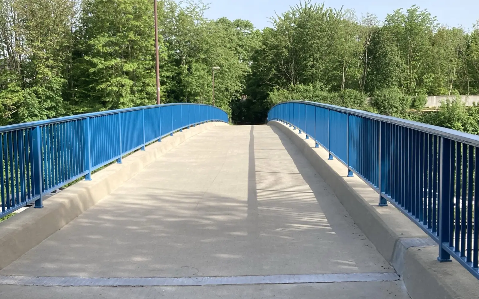 Die Brücke über die A 59 in Großenbaum hat eine neue Fahrbahndecke. Foto: sam