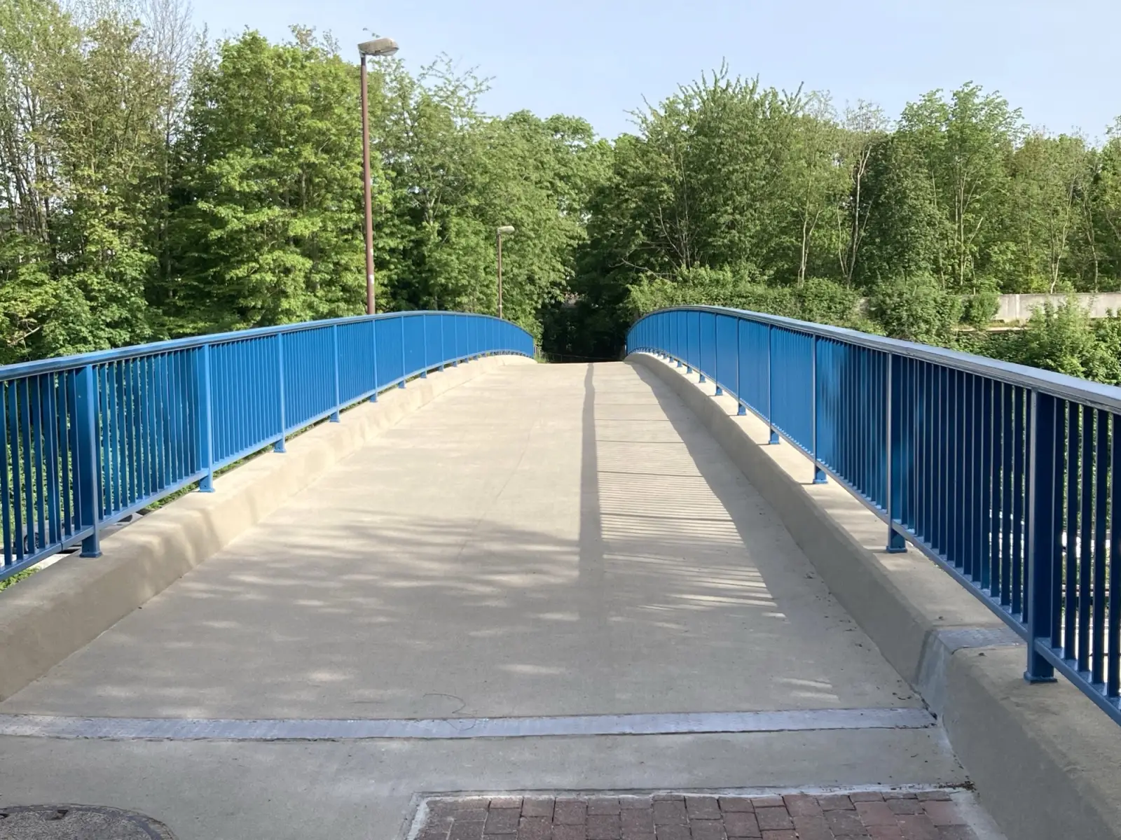 Die Brücke über die A 59 in Großenbaum hat eine neue Fahrbahndecke. Foto: sam