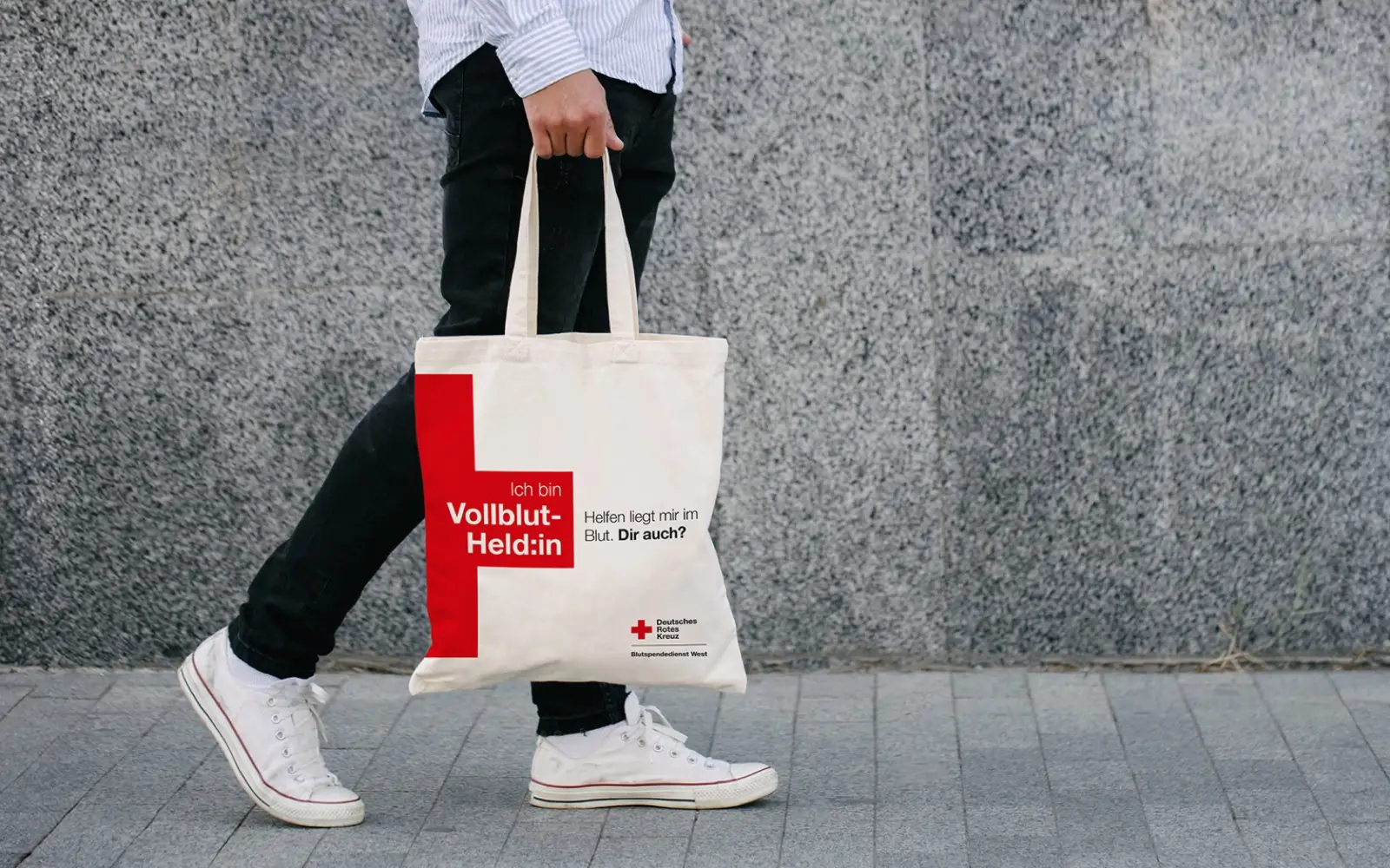 Als kleines Dankeschön bekommt jeder eine Baumwolltasche mit Vollblut-Helden-Aufdruck, Foto: DRK