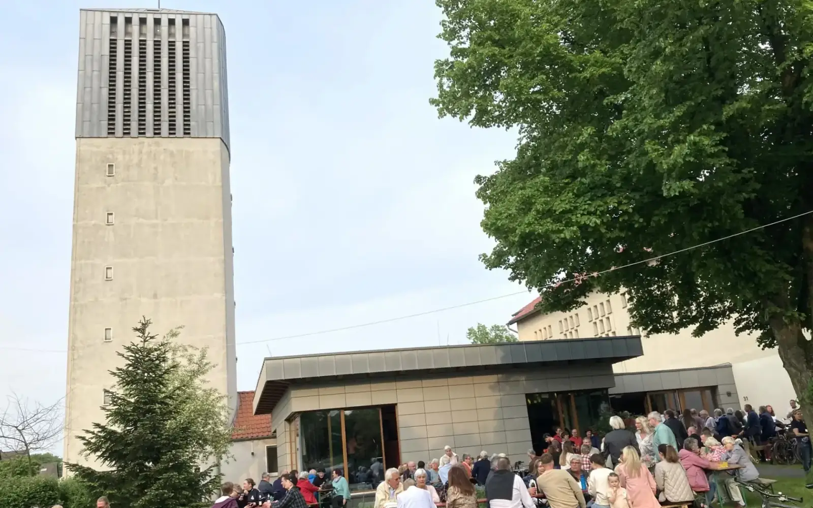 Auch am Abend waren viele Gemeindeglieder nach Ungelsheim gekommen. Foto: sam