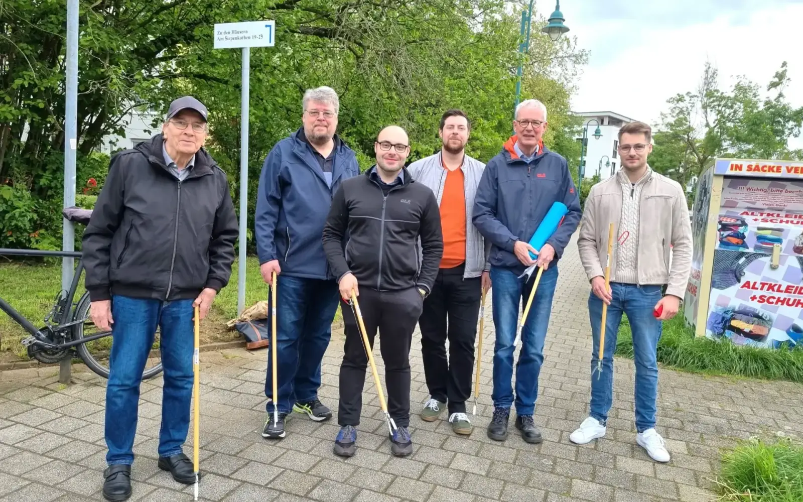 CDU-Mitglieder aus Großenbaum, Rahm und Huckingen sammelten in ihrer Nachbarschaft Müll ein. Foto: privat