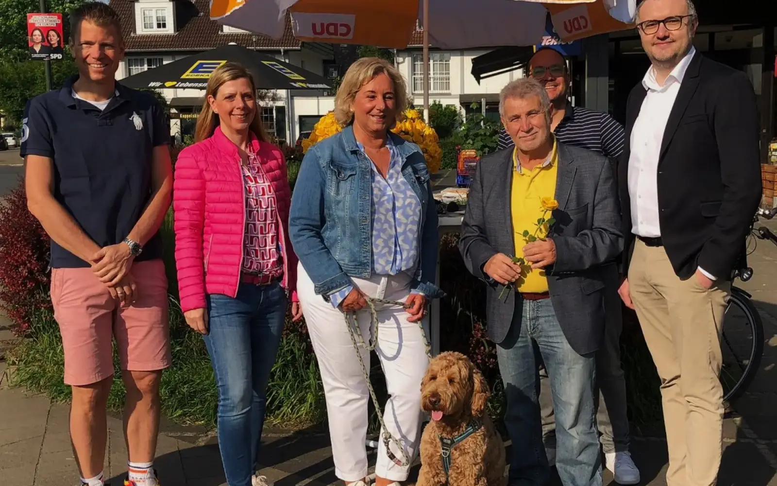 Die Riege des neu gewählten CDU-Ortsverbandes Angermund am Samstag, den 11. Mai am CDU Stand in Angermund: (v.l.) Dr. Peter Quante (Mitglied der jungen Union NRW [JU] und Beisitzer im Vorstand), Rabea Bastges (Beisitzerin in der Frauen Union Düsseldo
