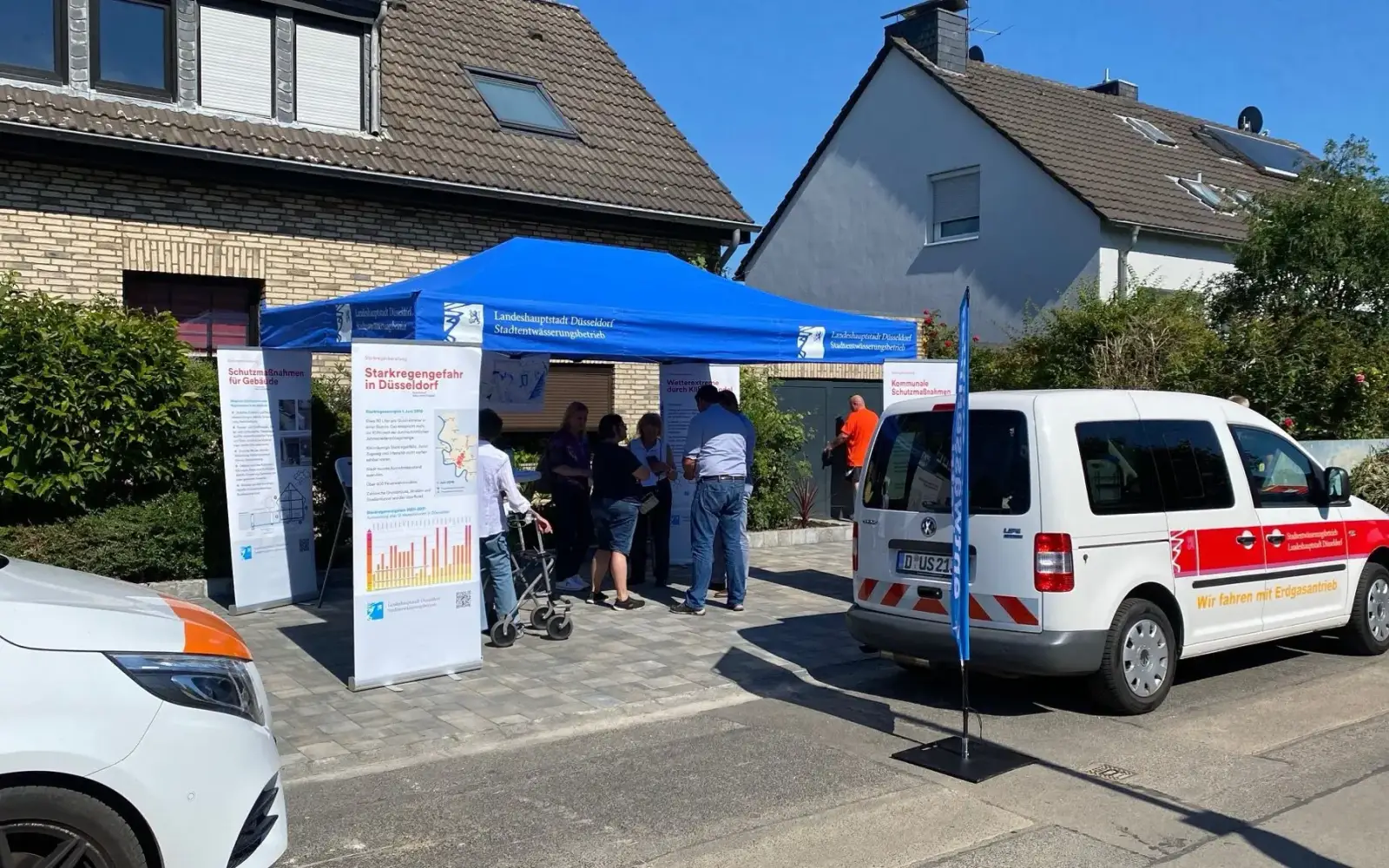 Die Starkregenberatung des SEBD ist ab sofort auf Wochenmärkten in Düsseldorf unterwegs, um Eigentümerinnen und Eigentümer über die Starkregenproblematik aufzuklären © SEBD