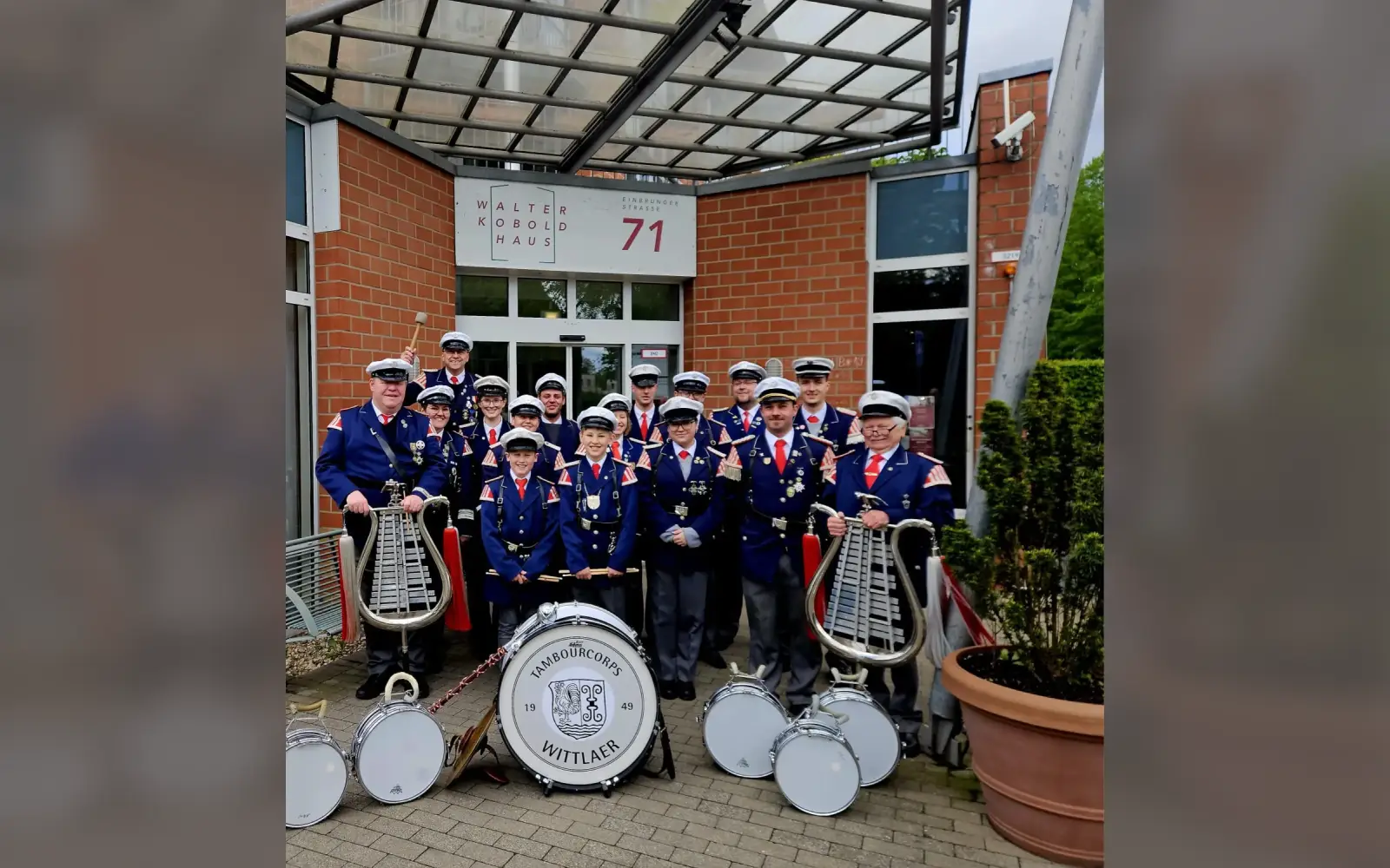 Das Tambourcorps der St. Sebastianus Bruderschaft Wittlaer bei einem Auftritt am Walter-Kobold-Haus im April 2024, Foto: privat
