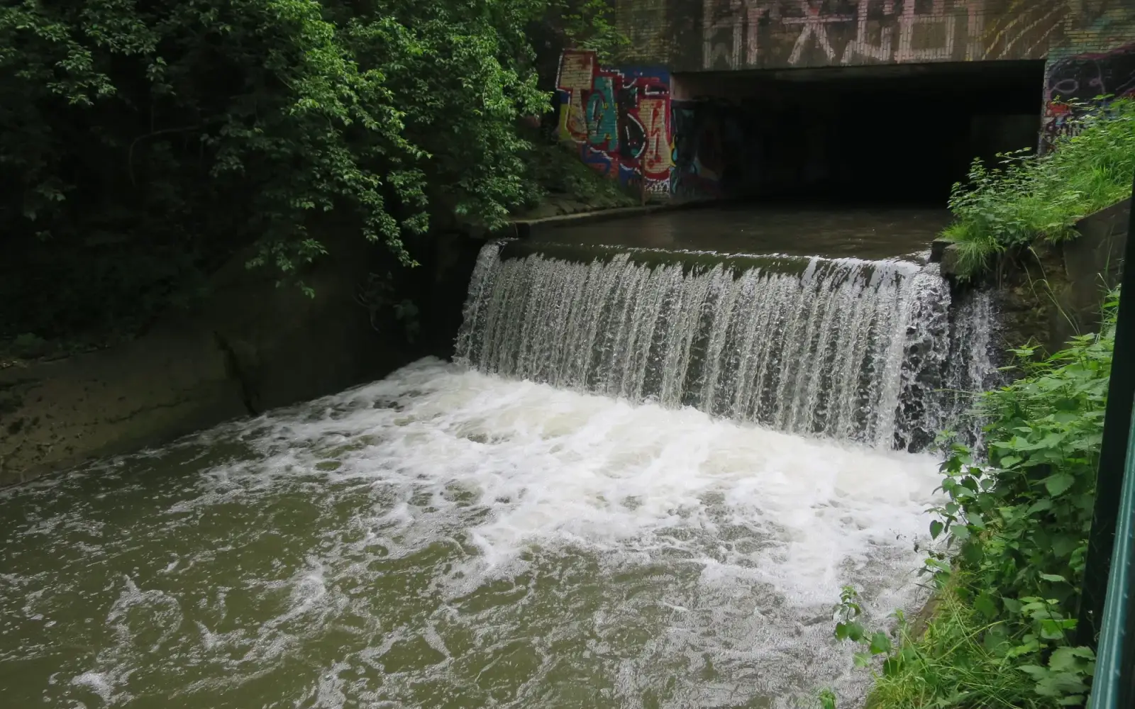 Der Kittelbach-Wasserfall unterhalb der Niederrheinstraße soll im Zuge einer Renaturierung in eine Fischaufstiegsanlage umgestaltet werden, Foto: HS