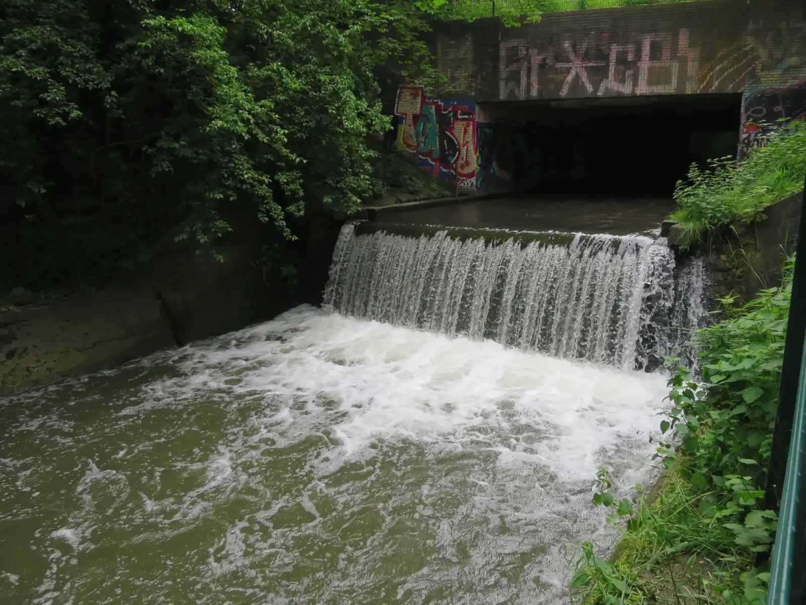 Der Kittelbach-Wasserfall unterhalb der Niederrheinstraße soll im Zuge einer Renaturierung in eine Fischaufstiegsanlage umgestaltet werden, Foto: HS